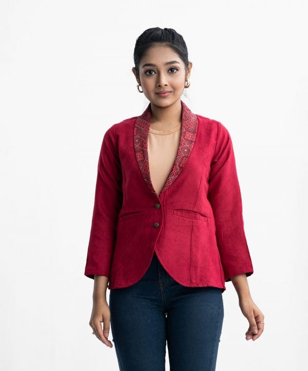 Teen girl's single-breasted blazer in faux suede fabric. Lepel collar, long sleeve and two jetted pockets.