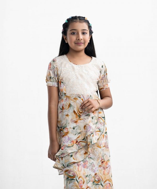 Kid girls retro wrap pattern frock in georgette fabric. Round neck, puff-sleeved. Cut and sew at the front and waist belt.