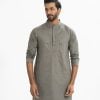 Men's slim fitted panjabi in cotton fabric. Mandarin collar and inseam pockets. Embroidery at the front.