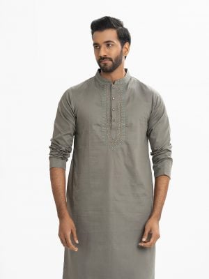 Men's slim fitted panjabi in cotton fabric. Mandarin collar and inseam pockets. Embroidery at the front.