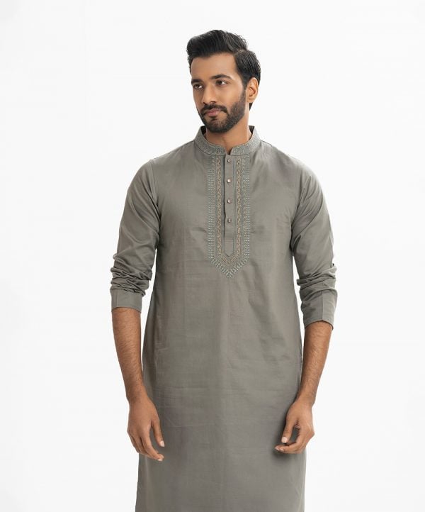 Men's slim fitted panjabi in cotton fabric. Mandarin collar and inseam pockets. Embroidery at the front.