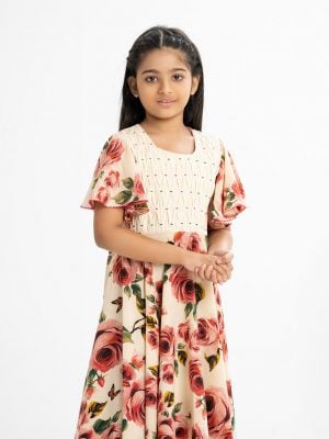 Kid girls elongated hem frock in georgette fabric. Butterfly sleeves, round neck. Diamond pin-tuck at the front with waistbelt.