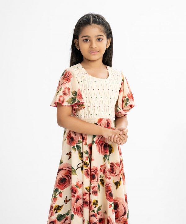 Kid girls elongated hem frock in georgette fabric. Butterfly sleeves, round neck. Diamond pin-tuck at the front with waistbelt.