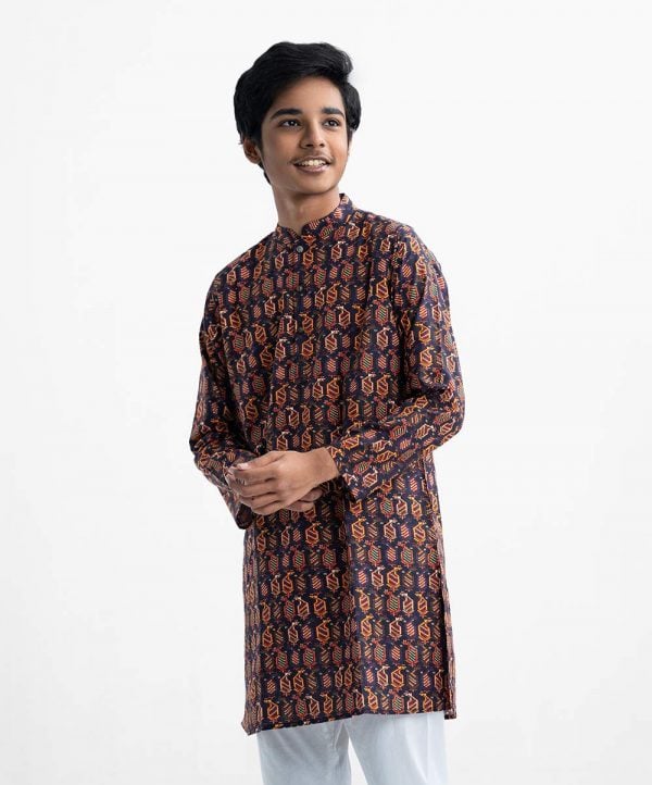 Teen boys printed panjabi in cotton fabric. Mandarin collar, inseam pockets and button fastening at the front.