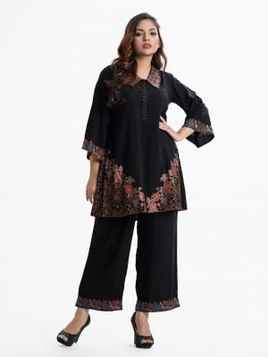 Women's printed A-line top bottom set in viscose fabric. Classic collar, long sleeves with palazzo pants.