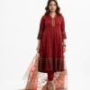 Women's printed straight salwar kameez in joom fabric. V-neck, three-quarter sleeves and karchupi at the front. Paired with joom pant and a half-silk dupatta.