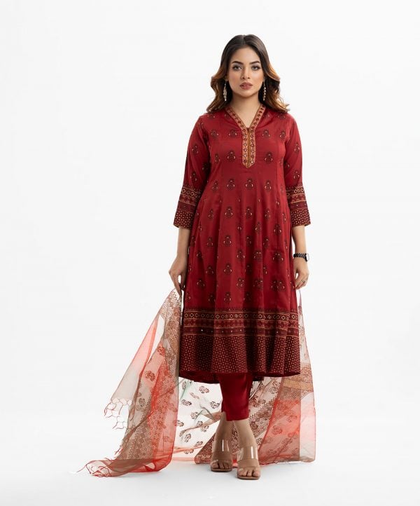 Women's printed straight salwar kameez in joom fabric. V-neck, three-quarter sleeves and karchupi at the front. Paired with joom pant and a half-silk dupatta.