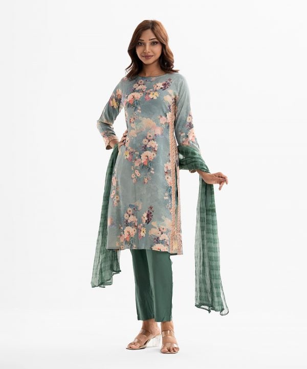Women's printed straight salwar kameez in jacquard fabric. Round neck, three-quarter sleeves and karchupi at the front. Complemented with viscose pant and tie-dye dupatta.