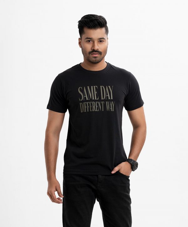 Men's solid color t-shirt in cotton single jersey fabric. Crew neck, short sleeves. Print on the chest.