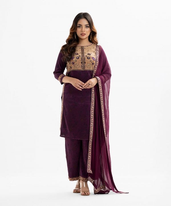 Women's printed straight salwar kameez in joom fabric. Round neck, three-quarter sleeves and karchupi at the front. Paired with a georgette palazzo pant and a chiffon dupatta.