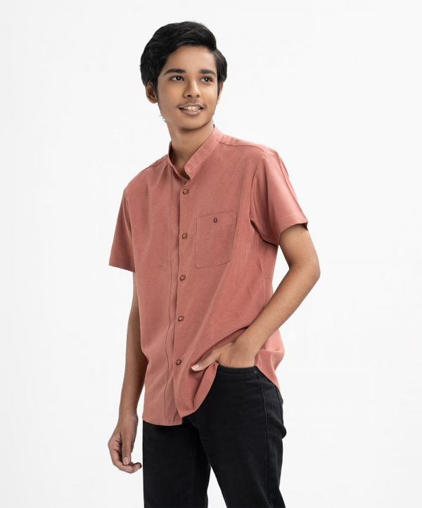 Teen boys short-sleeved casual shirt in blended fabric. Classic collar, button fastening at the front and Side pocket.