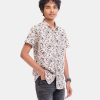 Teen boys short-sleeved casual shirt in printed blended cotton fabric. Classic collar. button fastening at the front.