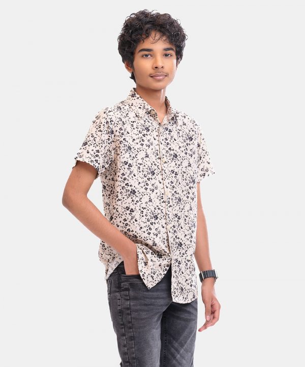 Teen boys short-sleeved casual shirt in printed blended cotton fabric. Classic collar. button fastening at the front.