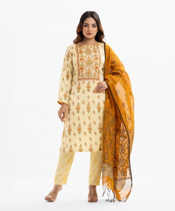 Women's printed straight salwar kameez in crepe fabric. Round neck, three-quarter sleeves and karchupi at the front. Paired with crepe pant and a half-silk dupatta.