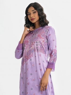 Ladies' printed long-sleeved casual shirt in silk and viscose blended fabric. Stand collar and embroidery at the front.