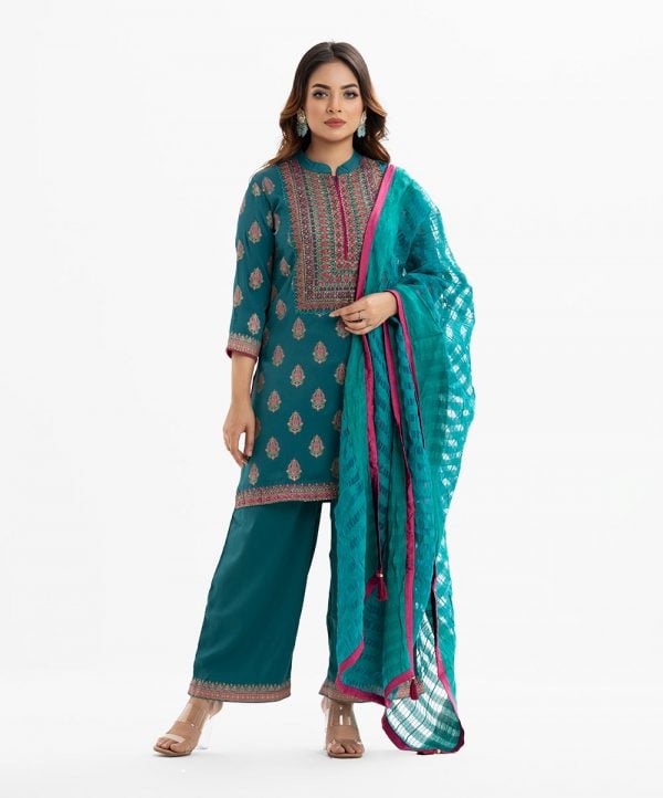 Women's printed straight salwar kameez in joom fabric. Stand collar, three-quarter sleeves and karchupi at the front. Paired with joom palazzo pant and a half-silk dupatta.